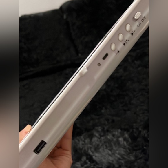 Hello Kitty Edition Touch Pro LED Mirror with Bluetooth Audio+Speakerphone - Picture 9 of 9